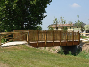 Мосты и дорожки из цельного или ламинированного дерева