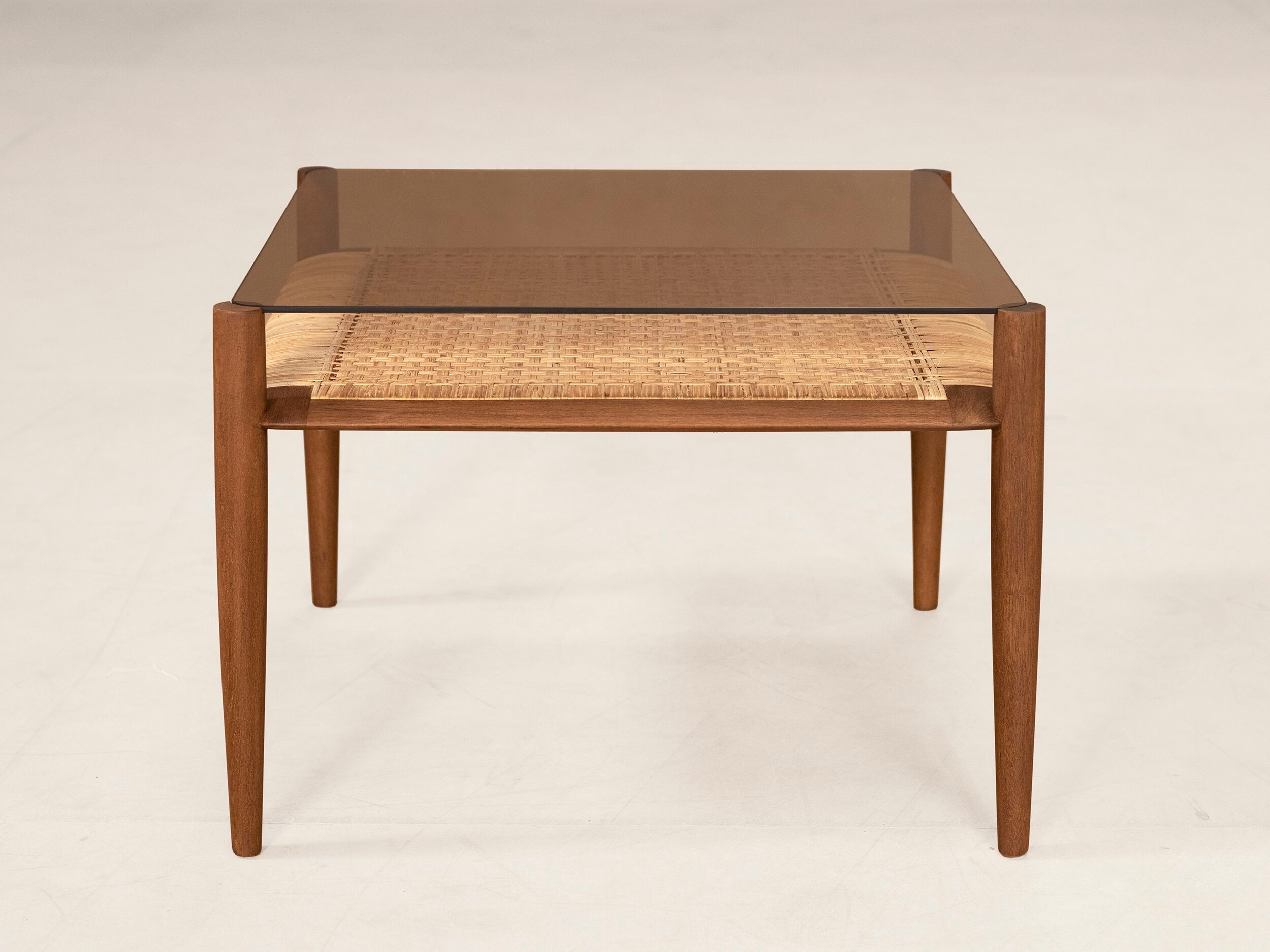 Квадратный деревянный и стеклянный журнальный столик Phantom Hands Tangāli ARCH-00035229 - Вид №1