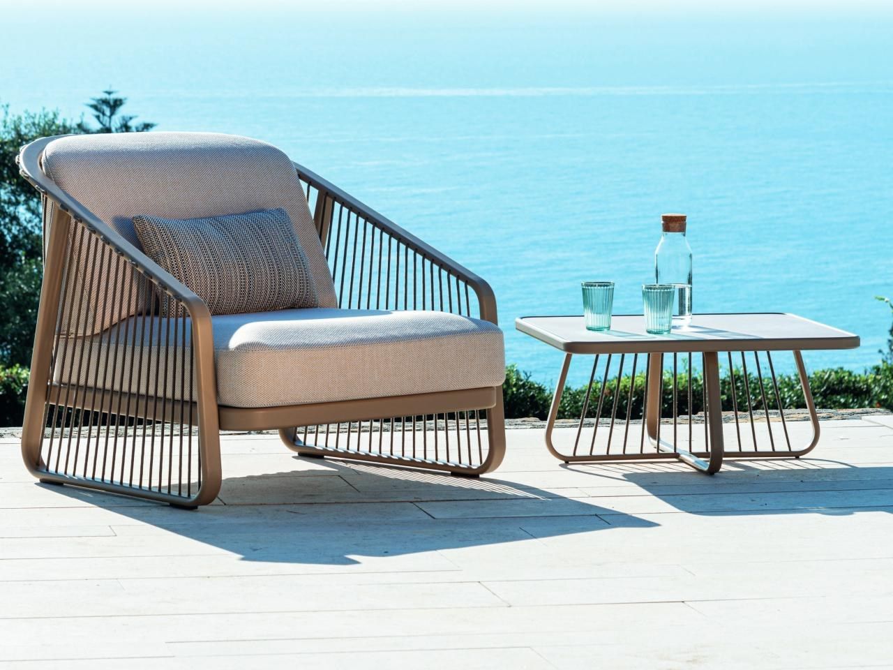 Квадратный садовый журнальный столик из ламината Coro Sally ARCH-00145793 - Вид №1