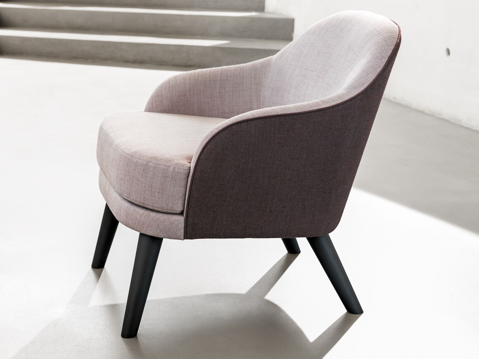 Тканевое кресло с подлокотниками Very Wood ARCH-00087525 - Вид №1