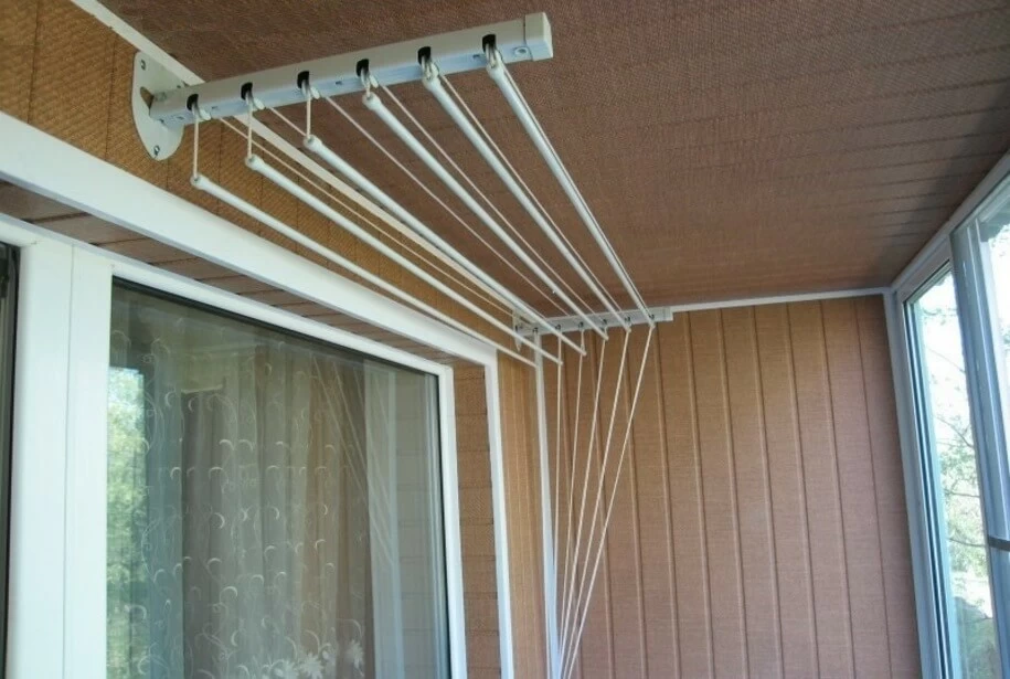 Кронштейн для сушки белья на балконе: удобное решение для экономии пространства