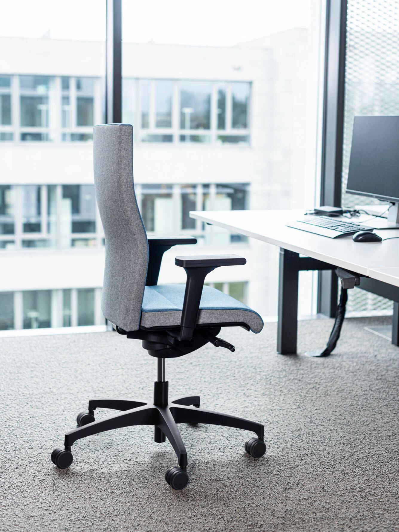 Кожаный мягкий поворотный операционный стул с подлокотниками ZÜCO Cubo Classic ARCH-00071278 - Вид №1