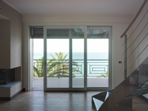 Раздвижная дверь-окно с тройным остеклением