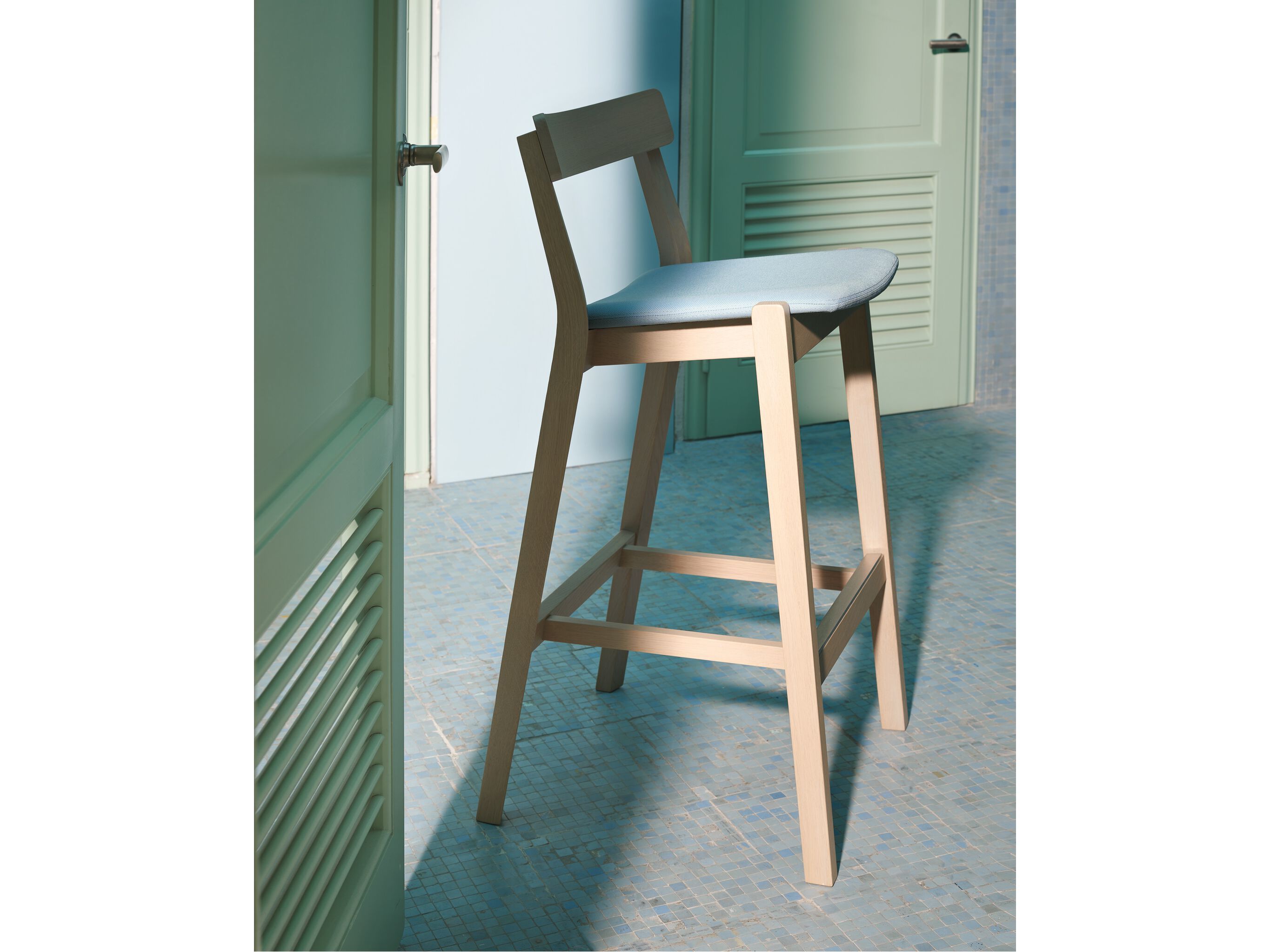 Высокий деревянный табурет с подставкой для ног Very Wood рамка ARCH-00023103 - Вид №2