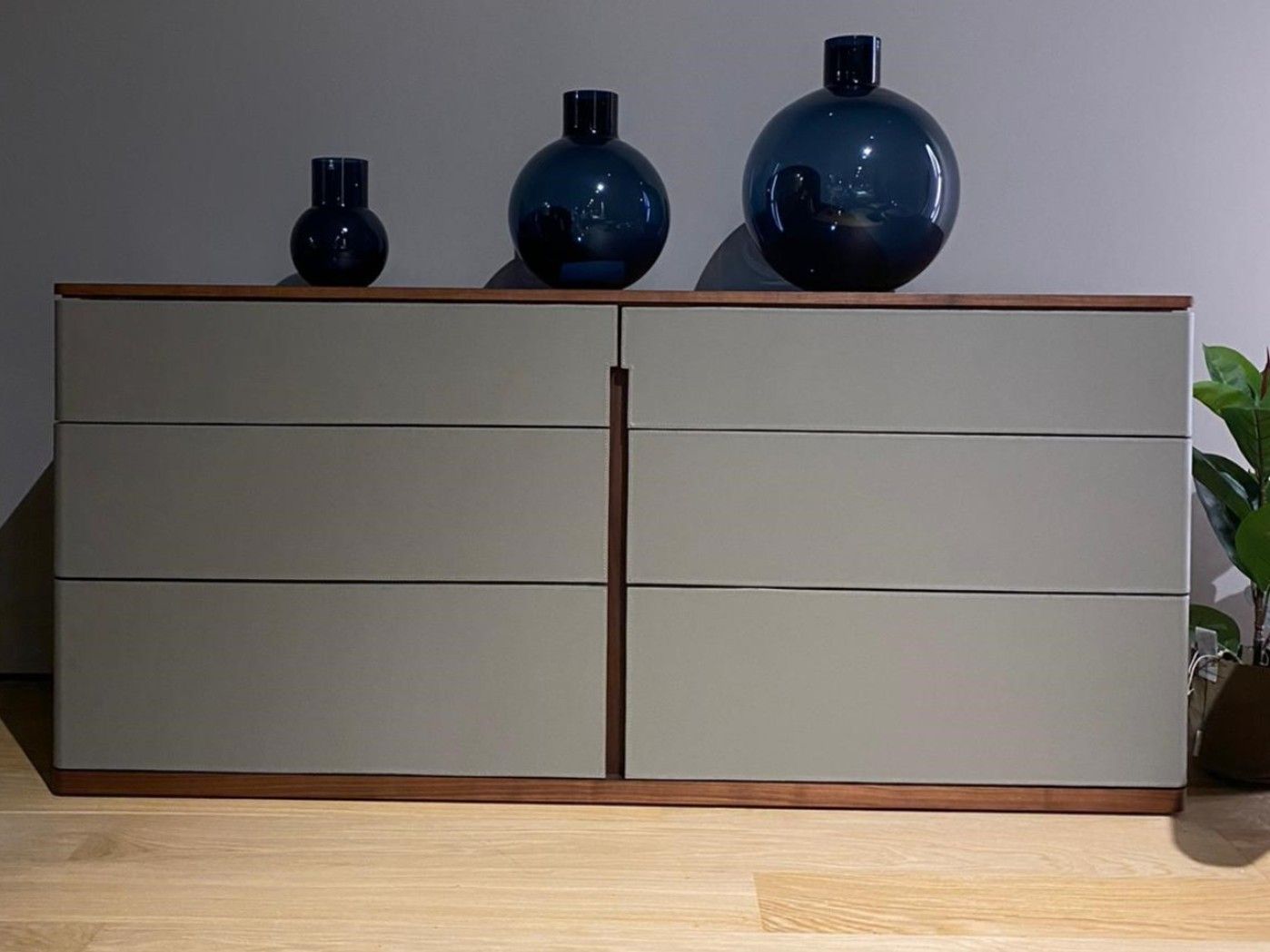 Деревянный и кожаный комод In Stock Poltrona Frau ARCH-00043186 - Вид №1