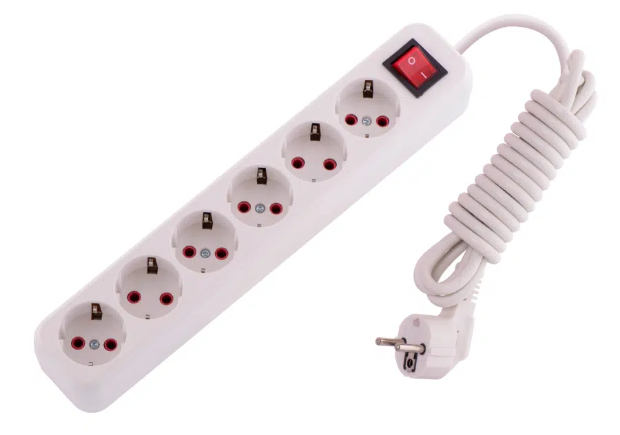 LILA Удлинитель с заземлением 6 входов, 3 метра с выключателем белый LEZARD 720-0603-602