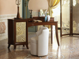 Деревянный туалетный столик