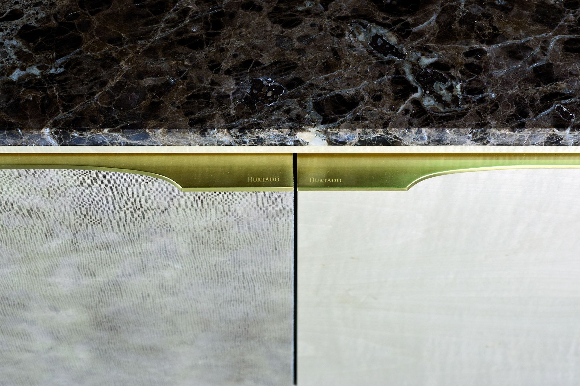 Шкаф для телевизора из дерева и мрамора с распашными дверцами и кожаными вставками Hurtado Evolution ARCH-00080067 - Вид №7