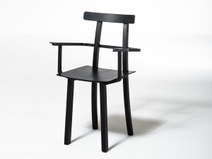 Деревянный стул с подлокотниками