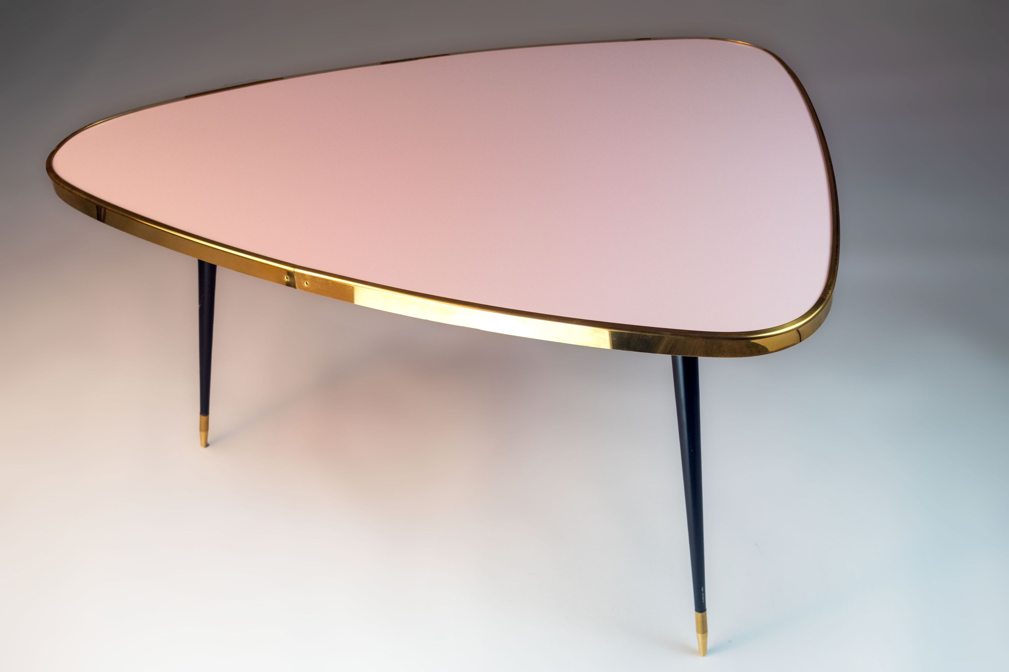 Журнальный столик из ламинированного стекла с полированным латунным профилем Jover+Valls Antique Boutique-Twist ARCH-00039988 - Вид №14