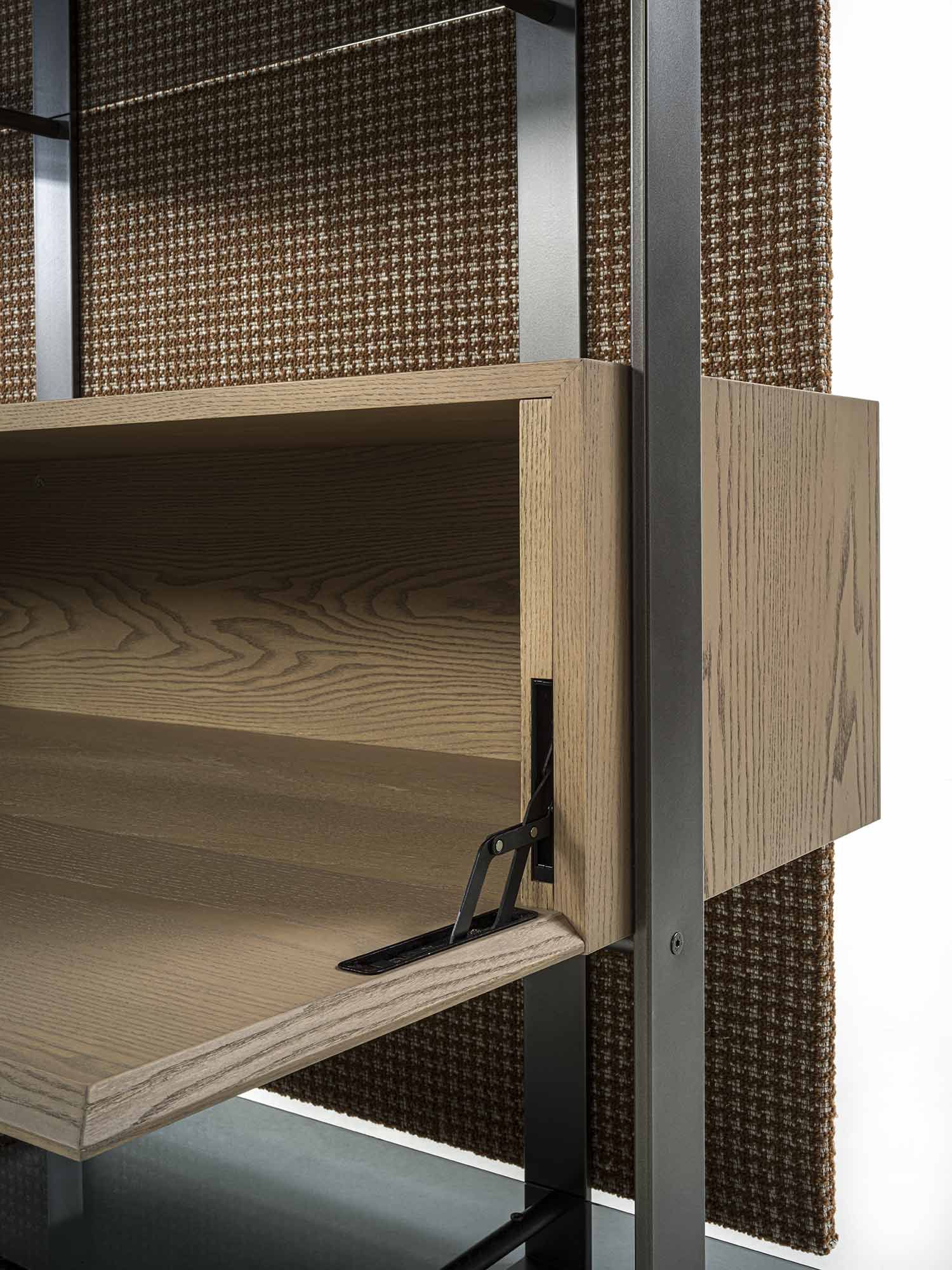 Металлический книжный шкаф со стеклянными полками и текстильной спинкой Frigerio UNIQUE ARCH-00066188 - Вид №4