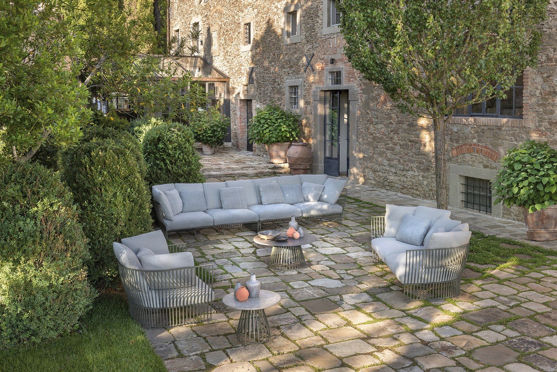 Круглый садовый столик из лавового камня Ethimo Venexia ARCH-00131166 - Вид №3