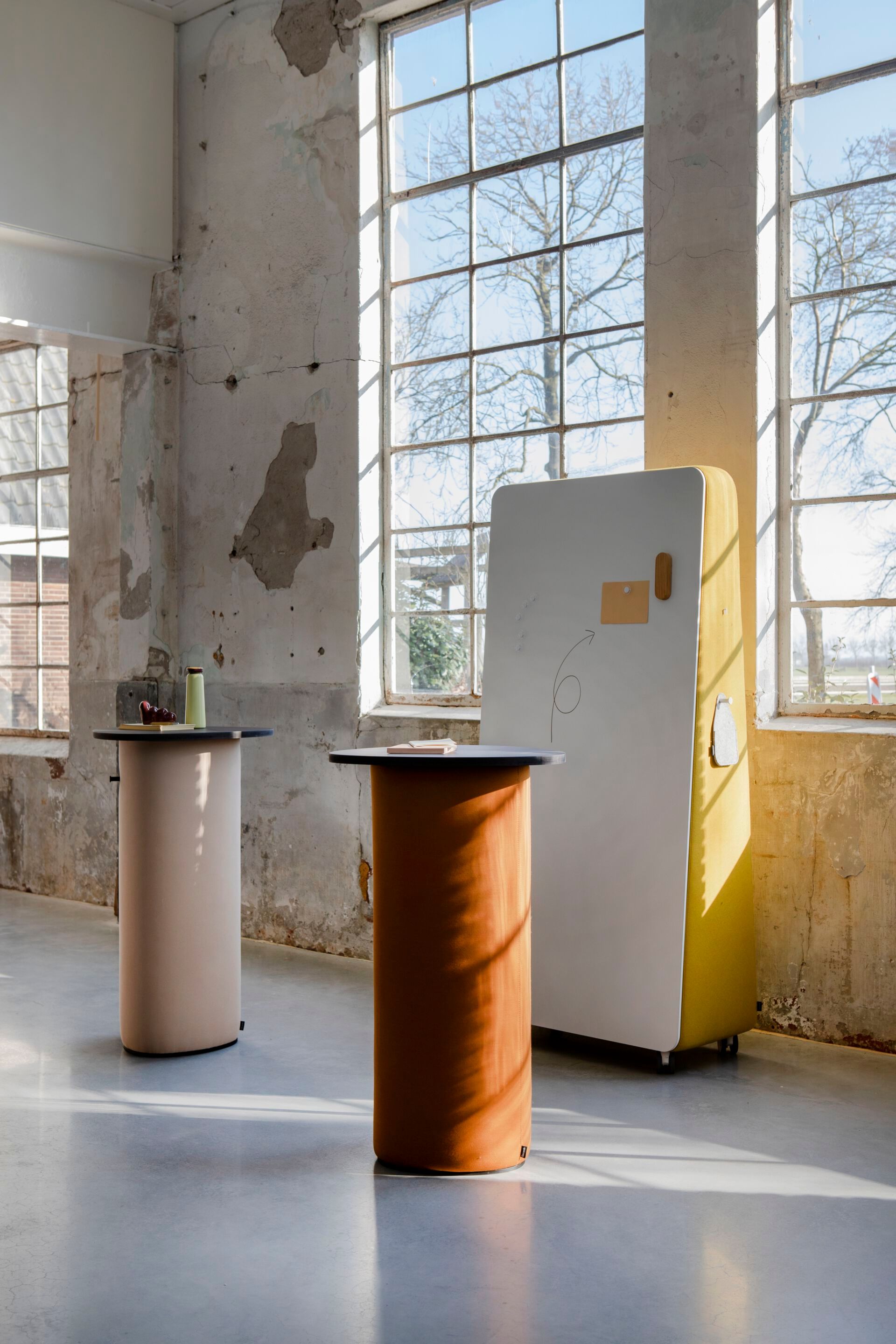 Высокий квадратный тканевый журнальный столик с деревянной столешницей Cascando Pully ARCH-00122240 - Вид №1