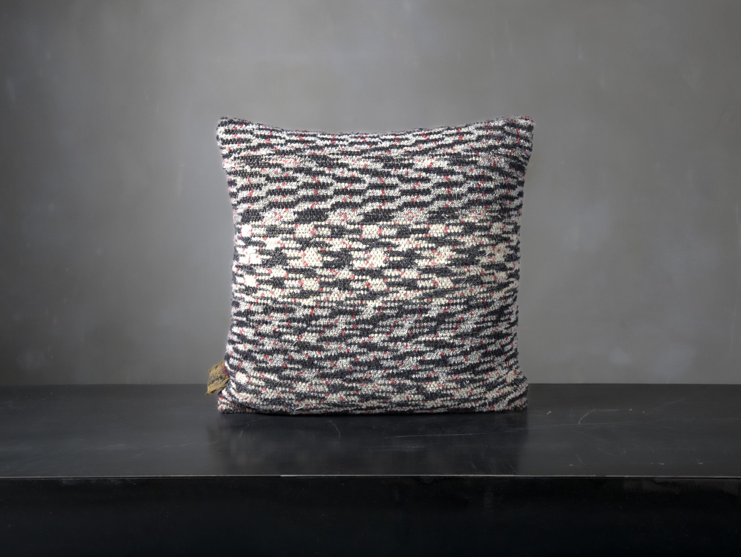 Квадратная подушка из переработанной ткани The House of Lyria SUBBIO/IC ARCH-00150104