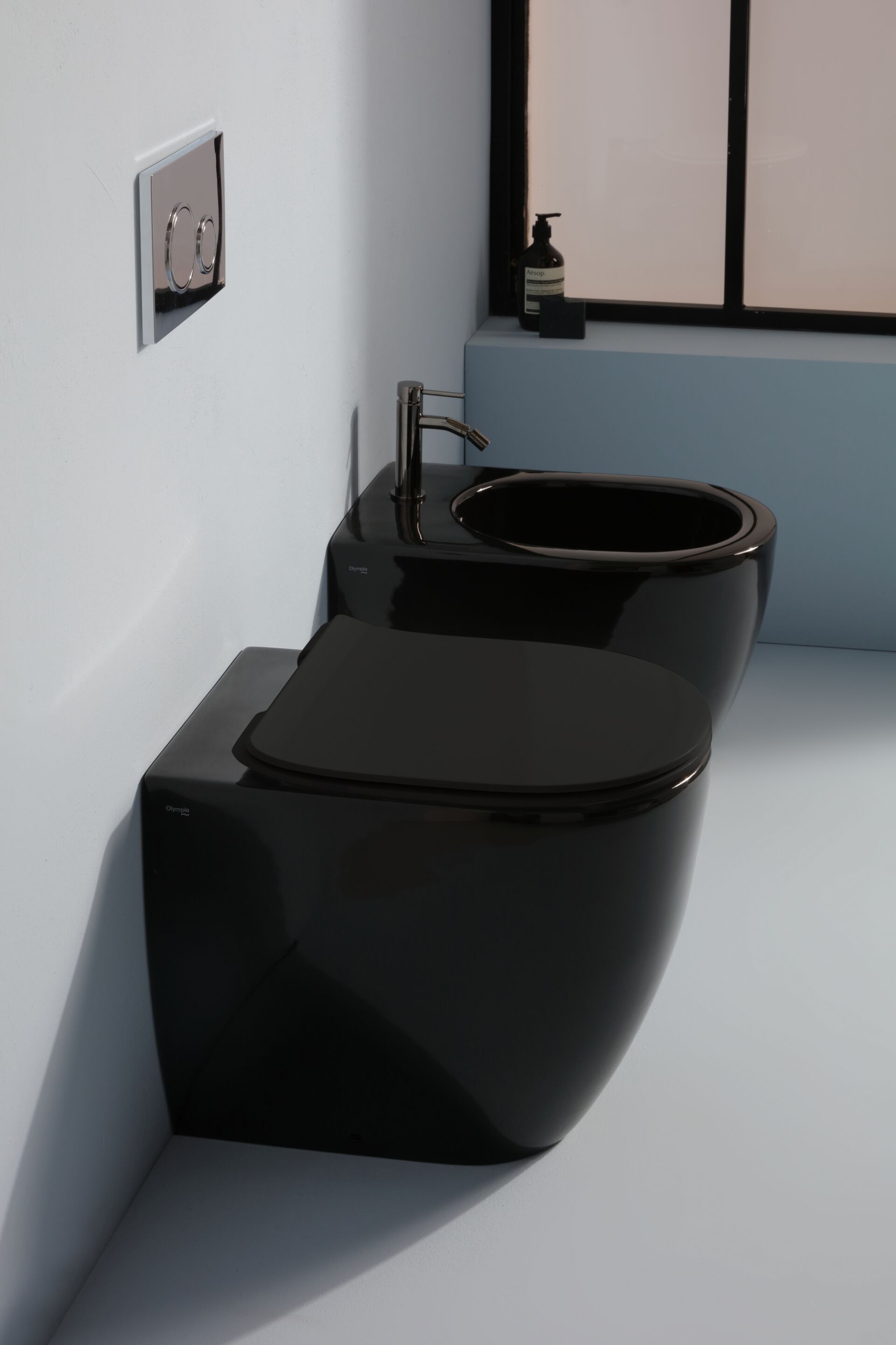 Туалет в оконном шкафу без бриды на полу Olympia Ceramica Vittoria ARCH-00054331 - Вид №3