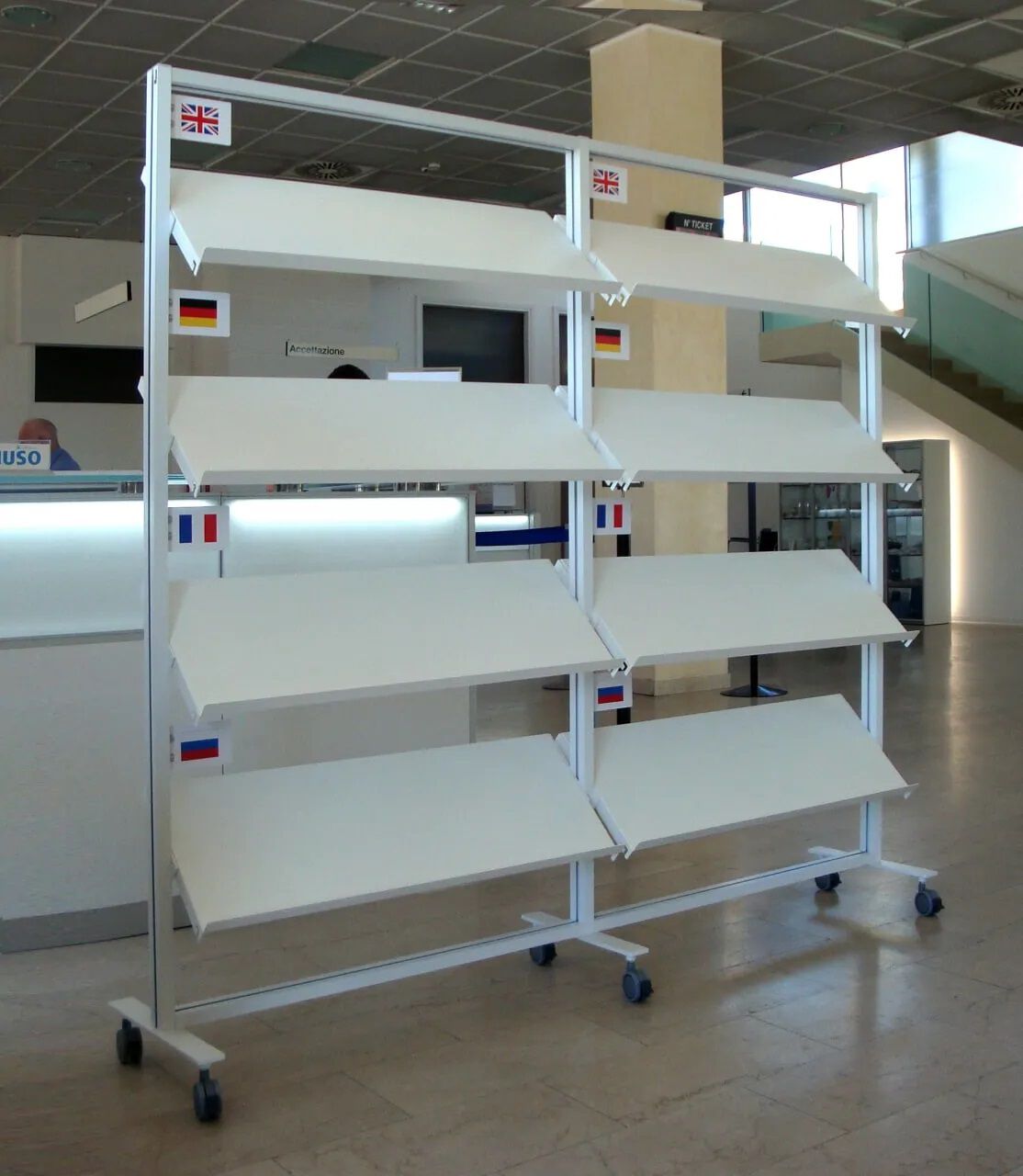 Напольная витрина с колесами с наклонными панелями STUDIO T InUno ARCH-00076147 - Вид №1