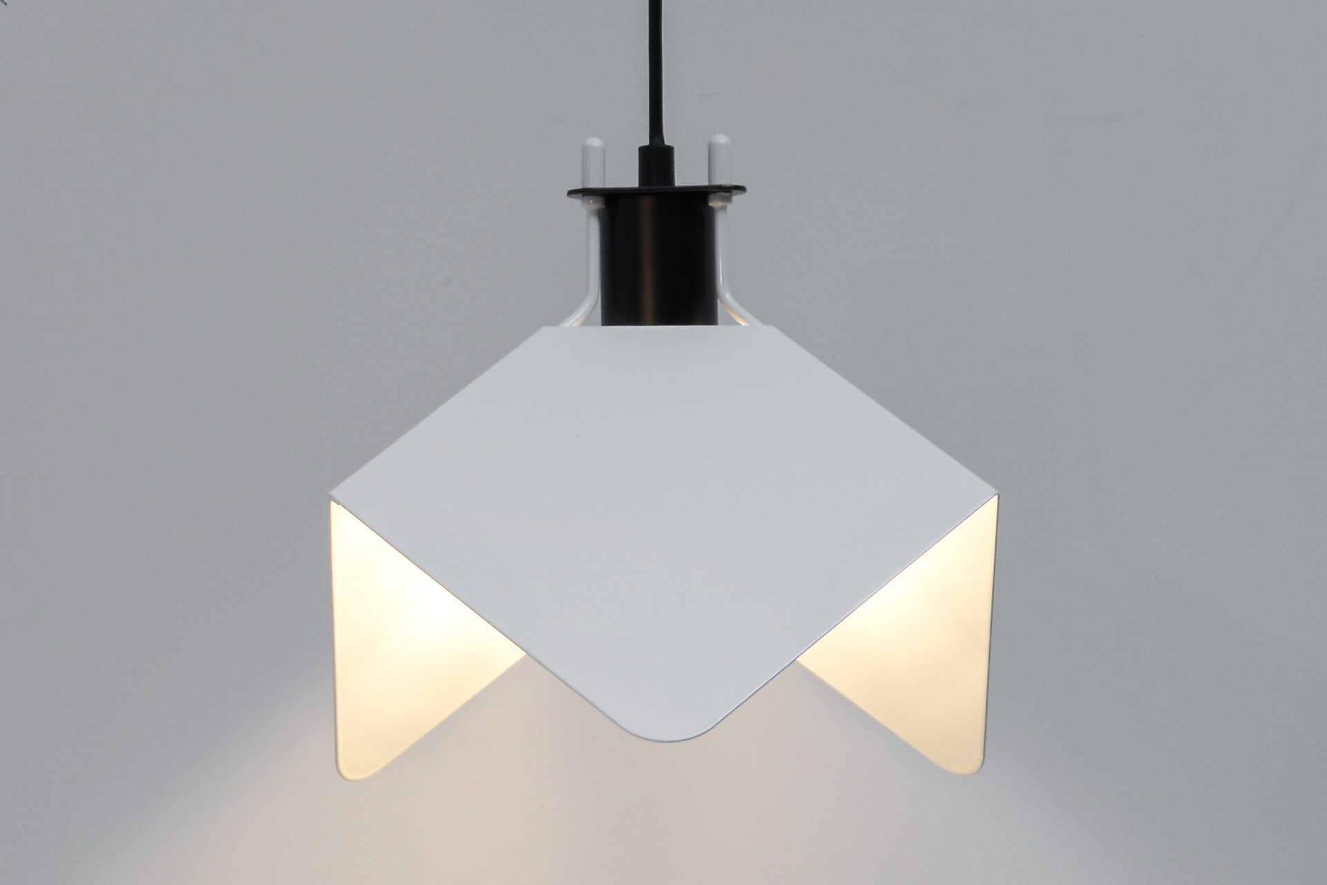 Железный светодиодный подвесной светильник Stilnovo Triedro ARCH-00019893