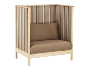 Деревянное кресло с высокой спинкой