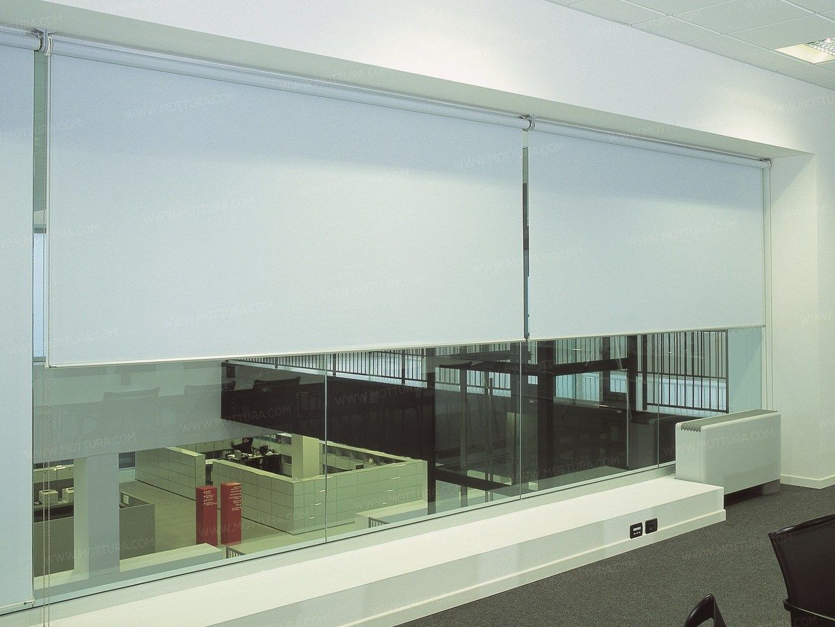 Рулонная занавеска для защиты от солнца Mottura Sidewinder ARCH-00104652 - Вид №1