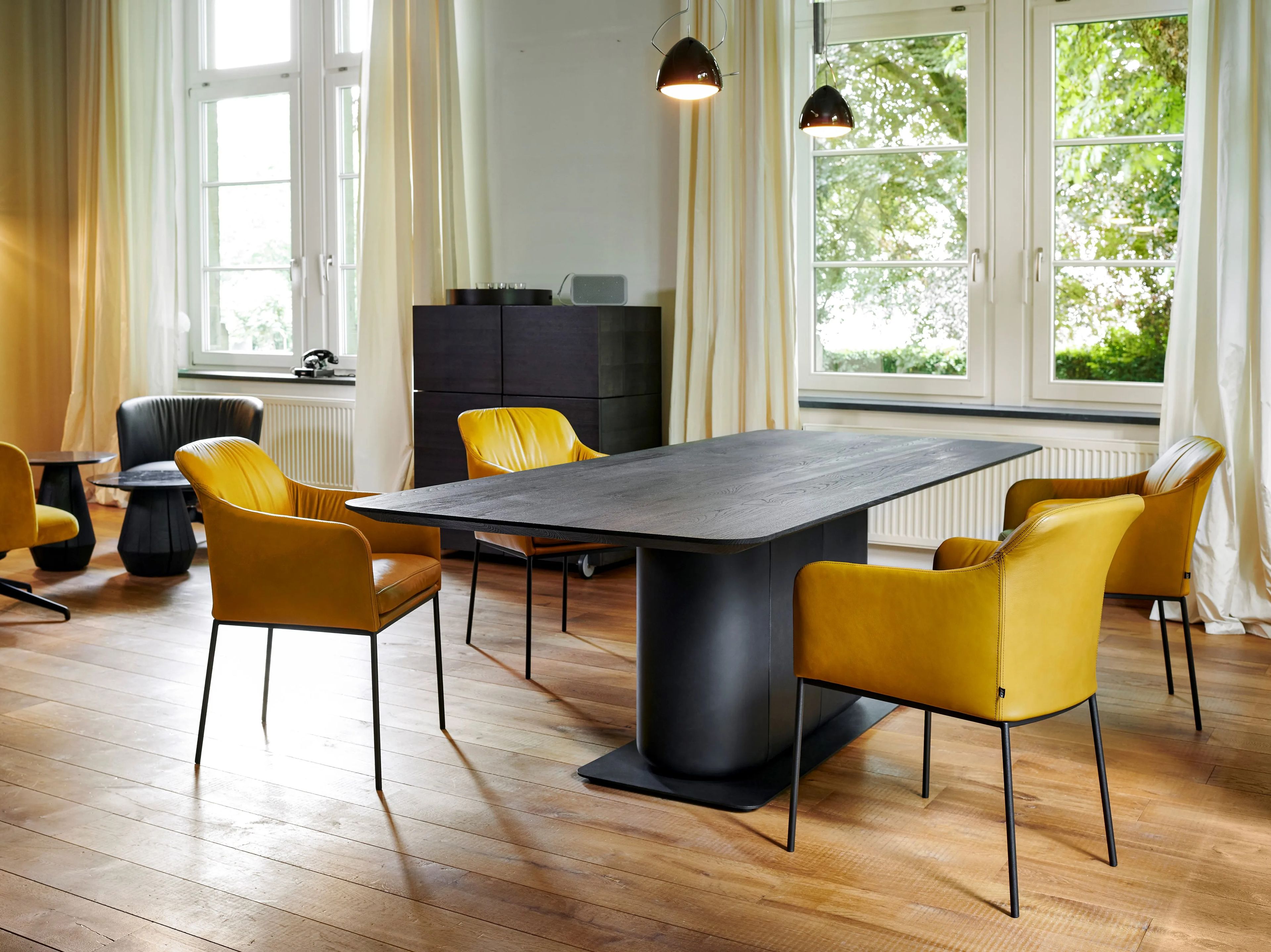 Мягкий стул для ресторана с подлокотниками KFF Youma Casual ARCH-00016664 - Вид №1