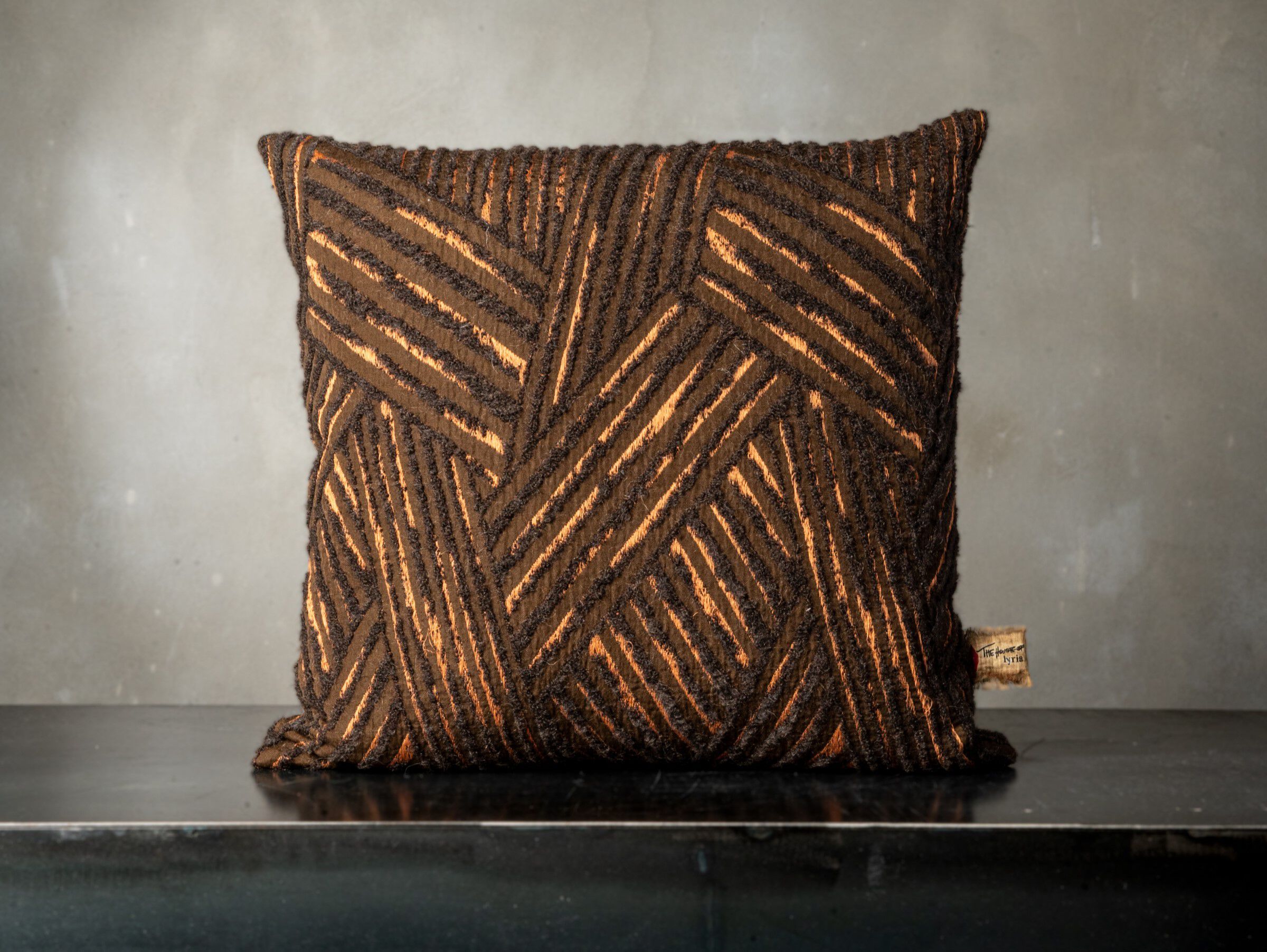 Квадратная подушка из хлопка The House of Lyria DARKER ARCH-00089887