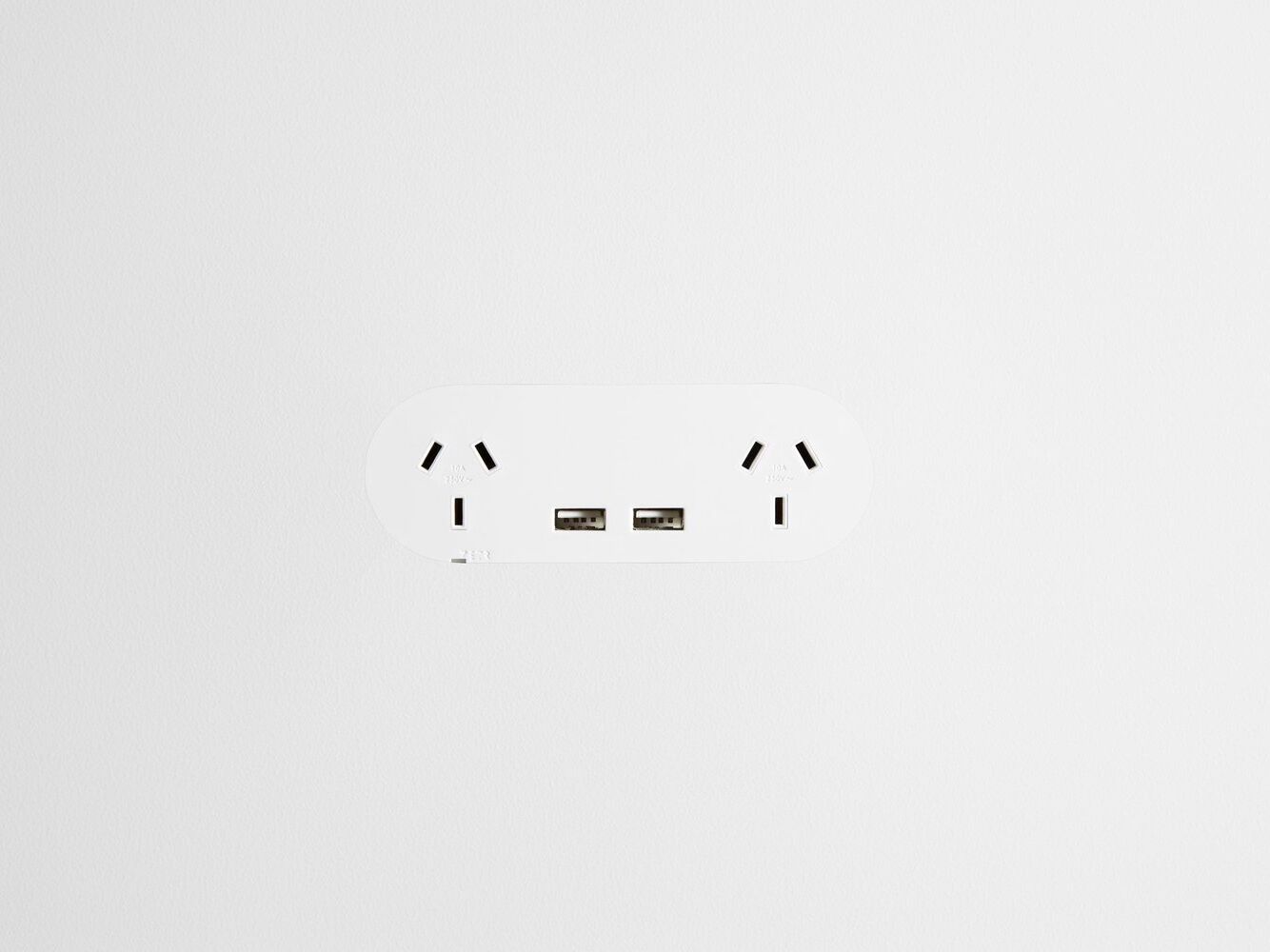 Двойная поликарбонатная электрическая розетка с USB ZETR 13 / FLUSH ARCH-00073844