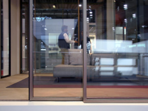 Металлическая раздвижная дверь-окно