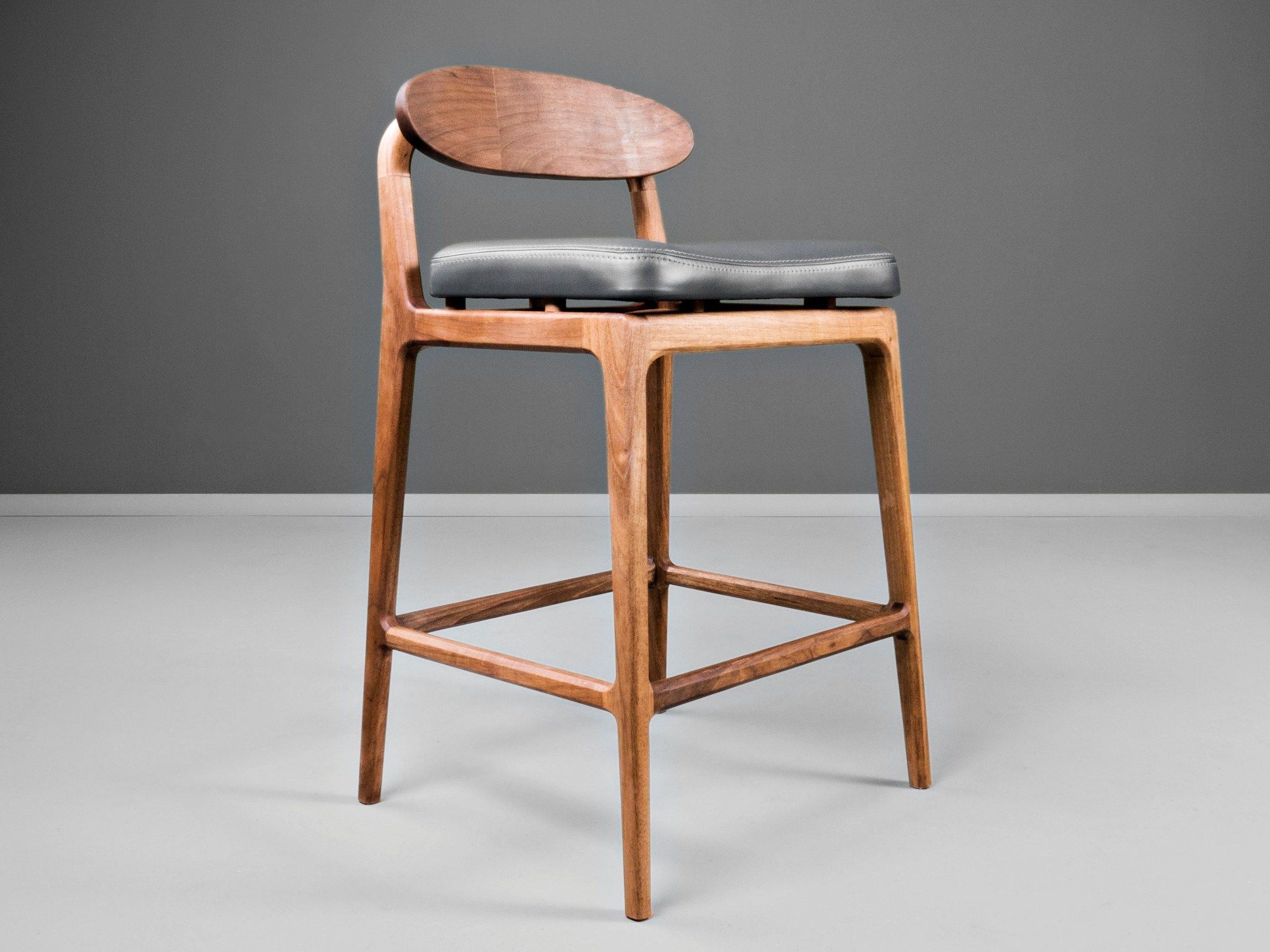 Кожаный мягкий высокий барный стул HOOKL und STOOL Labor ARCH-00147132