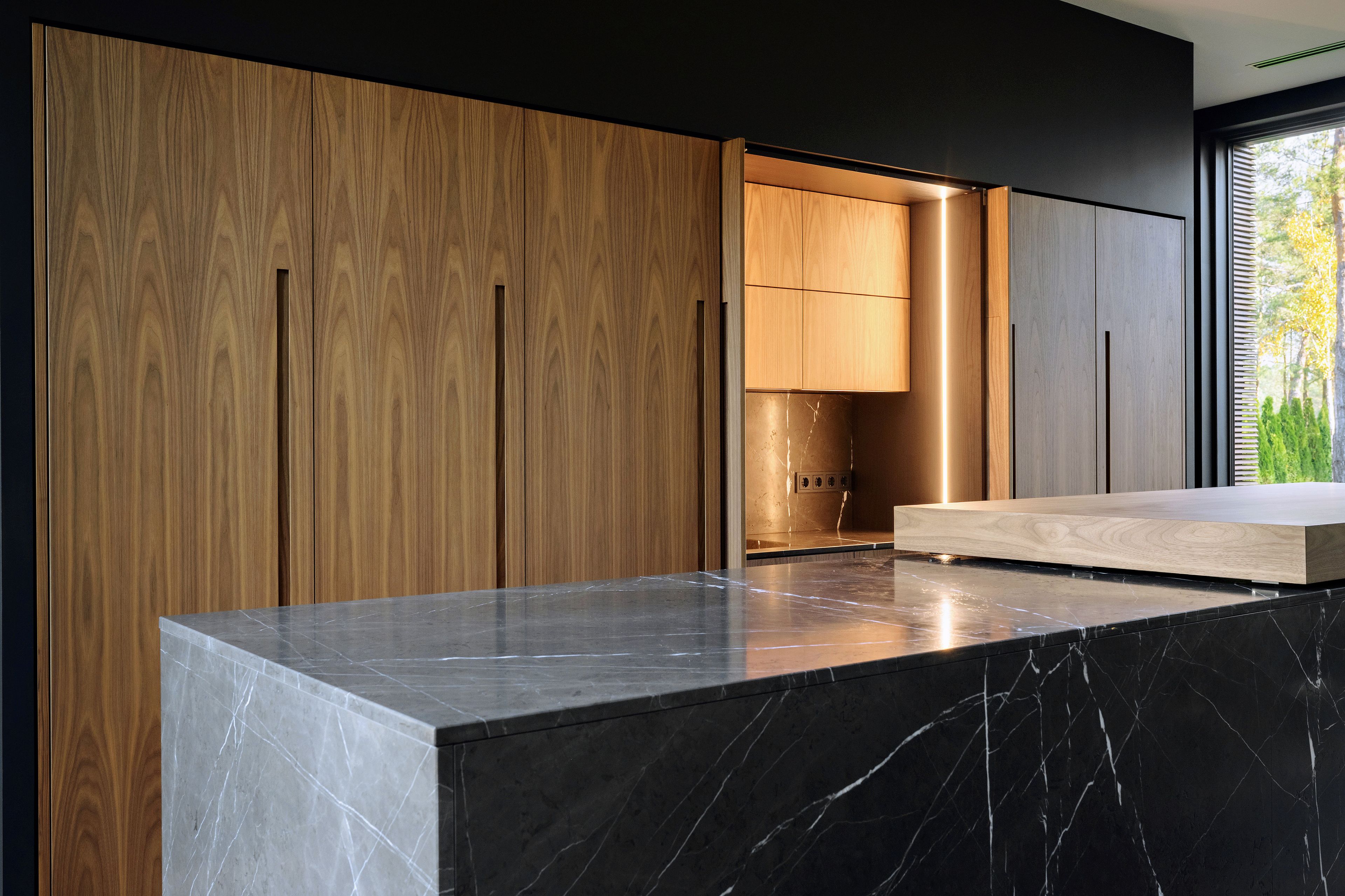Линейная кухня из ореха Каналетто и остров с раздвижной столешницей TM Italia Cucine D90 ARCH-00103322 - Вид №11