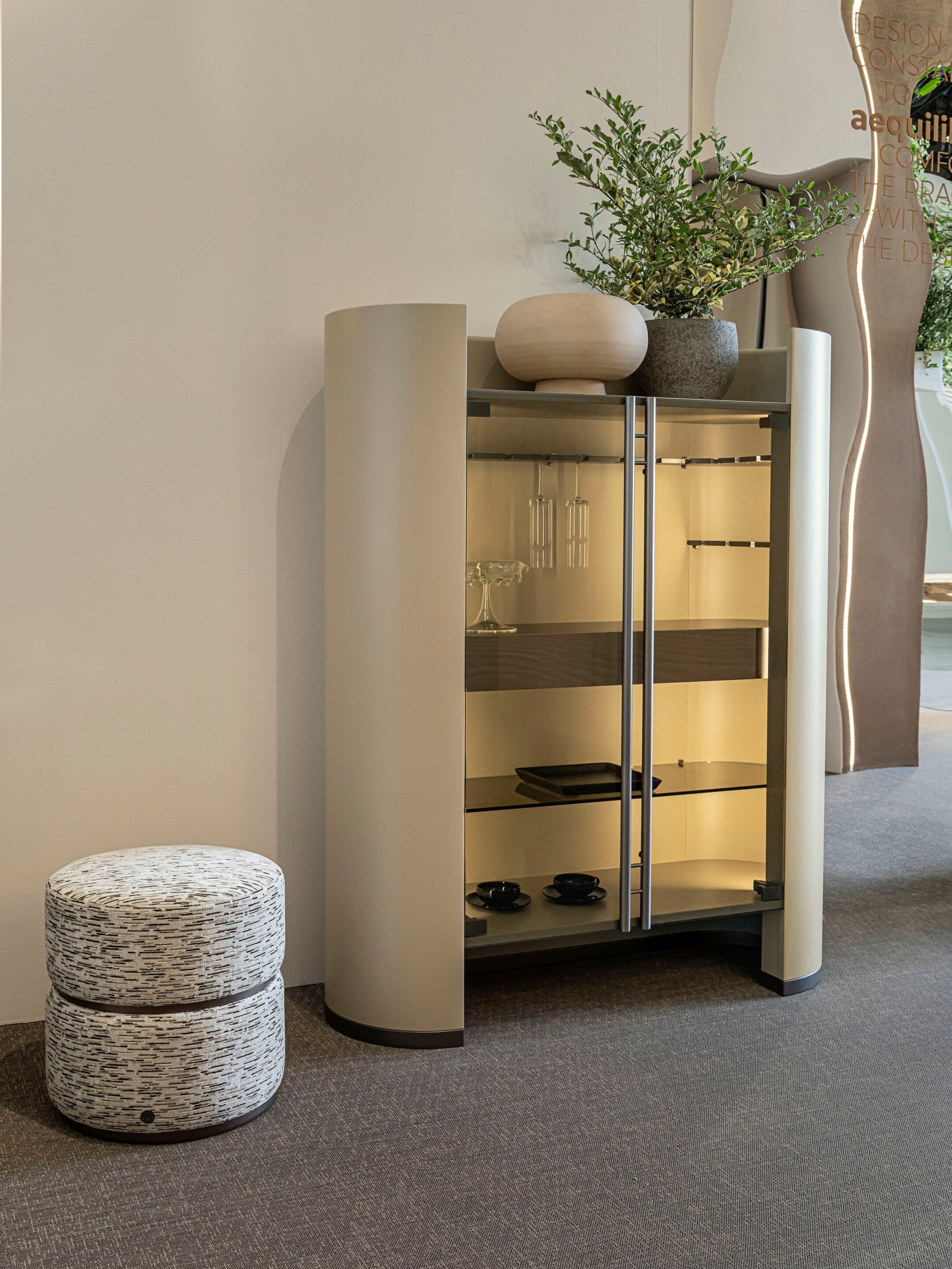 Деревянный и стеклянный барный шкаф со встроенным освещением Bizzotto Italia ARCH-00090651 - Вид №2