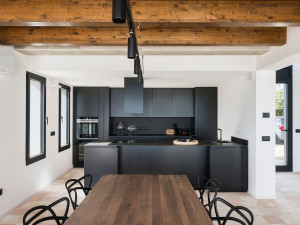 Кухня с полуостровом с двухтактным открытием