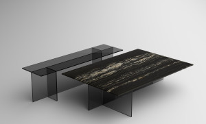 Низкий журнальный столик с мраморной столешницей и стеклянными ножками