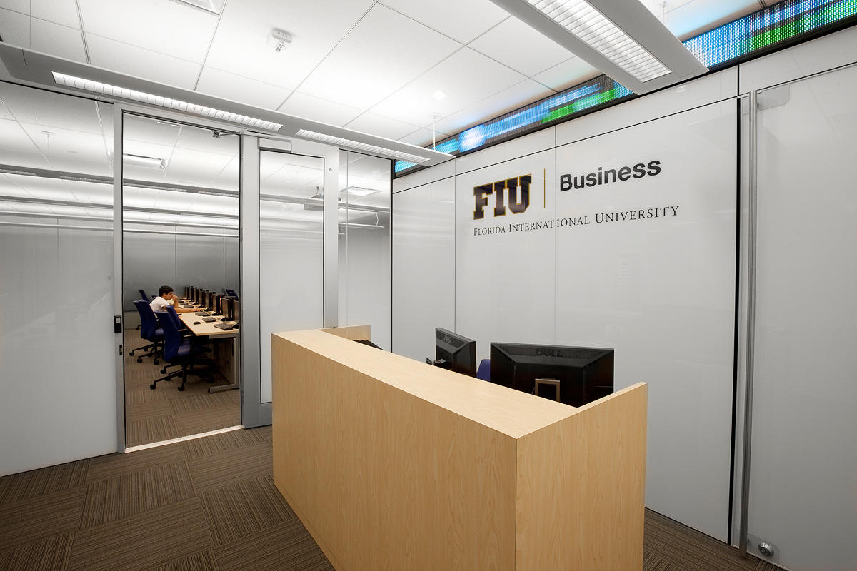 FSRT669 Система облицовки стен Levele с плавающими панелями и индивидуальными панелями из нержавеющей стали с льняной отделкой в ​​центре заботы и открытий, университет медицины Чикаго, Чикаго, Иллинойс Forms-surfaces  - Вид №12