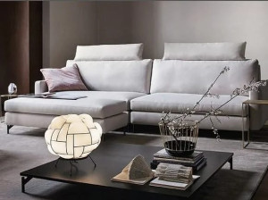 Низкий деревянный журнальный столик