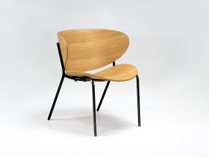 Деревянный стул с подлокотниками