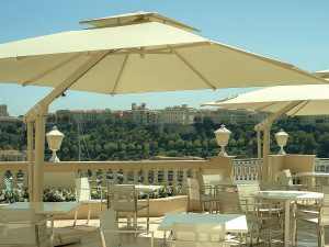 Зонтик с боковым полюсом