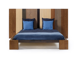 Деревянная двуспальная кровать с высоким изголовьем