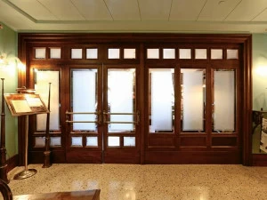 Arnaboldi Interiors Дверь из дерева и стекла