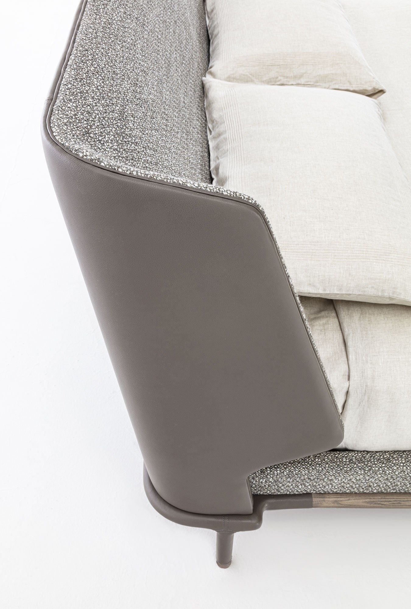 Двуспальная кровать с мягким изголовьем Frigerio Alfred ARCH-00049003 - Вид №2