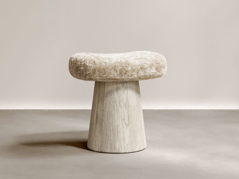 Низкий дубовый стул с сиденьем, обитым шерстью shearling Paloma Editions ARTISAN ARCH-00074963