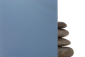 FSRT268 Стекло Vivichrome с хромисовым покрытием показано в отражательной конфигурации с прослойкой синего цвета и отделкой opalex. Forms-surfaces