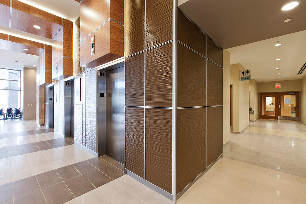 FSRT667 Система облицовки стен Levele глухими панелями; вставки из стекла вивихрома с белой прослойкой и отделкой pearlex +; нержавеющая сталь с льняной отделкой в ​​международном университете флориды - школа бизнеса райдера, медиа-лаборатории, майами, фл Forms-surfaces  - Вид №18