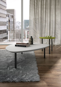 Низкий журнальный столик с треугольным лаком из стали и МДФ