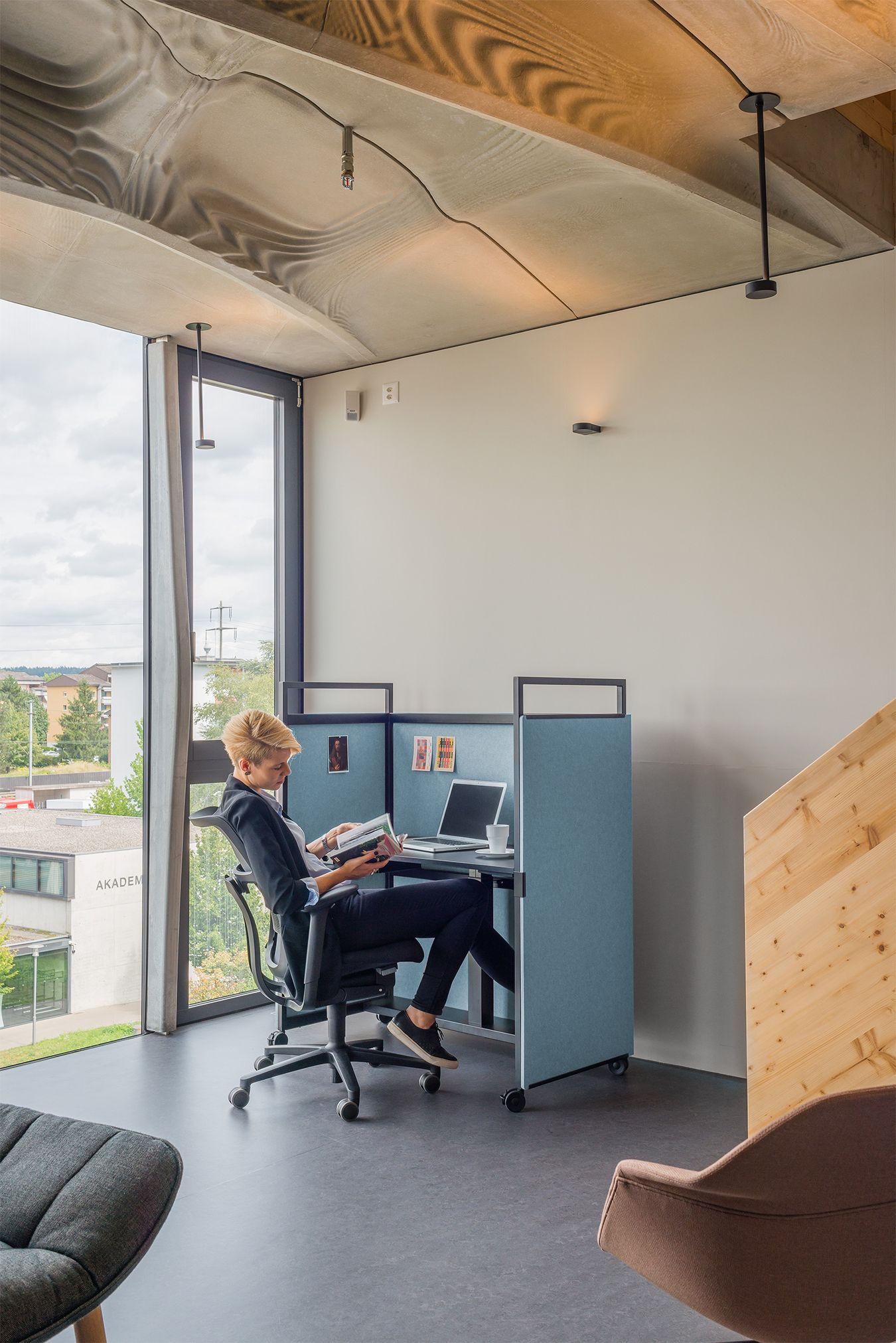 Рециркулированный ПЭТ регулируемая высота стол на колесах с электрической розеткой ECHOJAZZ MCART ARCH-00131553 - Вид №2