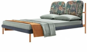 Zanotta Двуспальная кровать в современном стиле из ткани с мягким изголовьем.