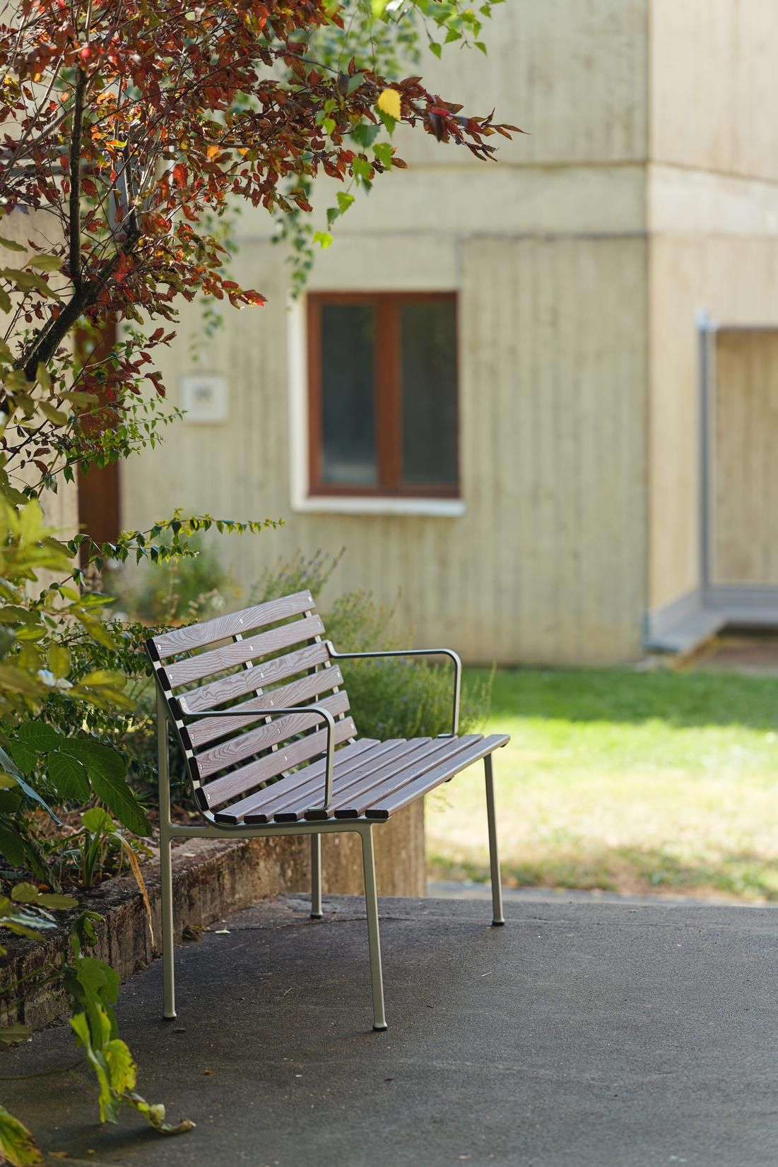 Садовая скамейка из ясеня с подлокотниками и спинкой Hay Траверс ARCH-00090628 - Вид №6