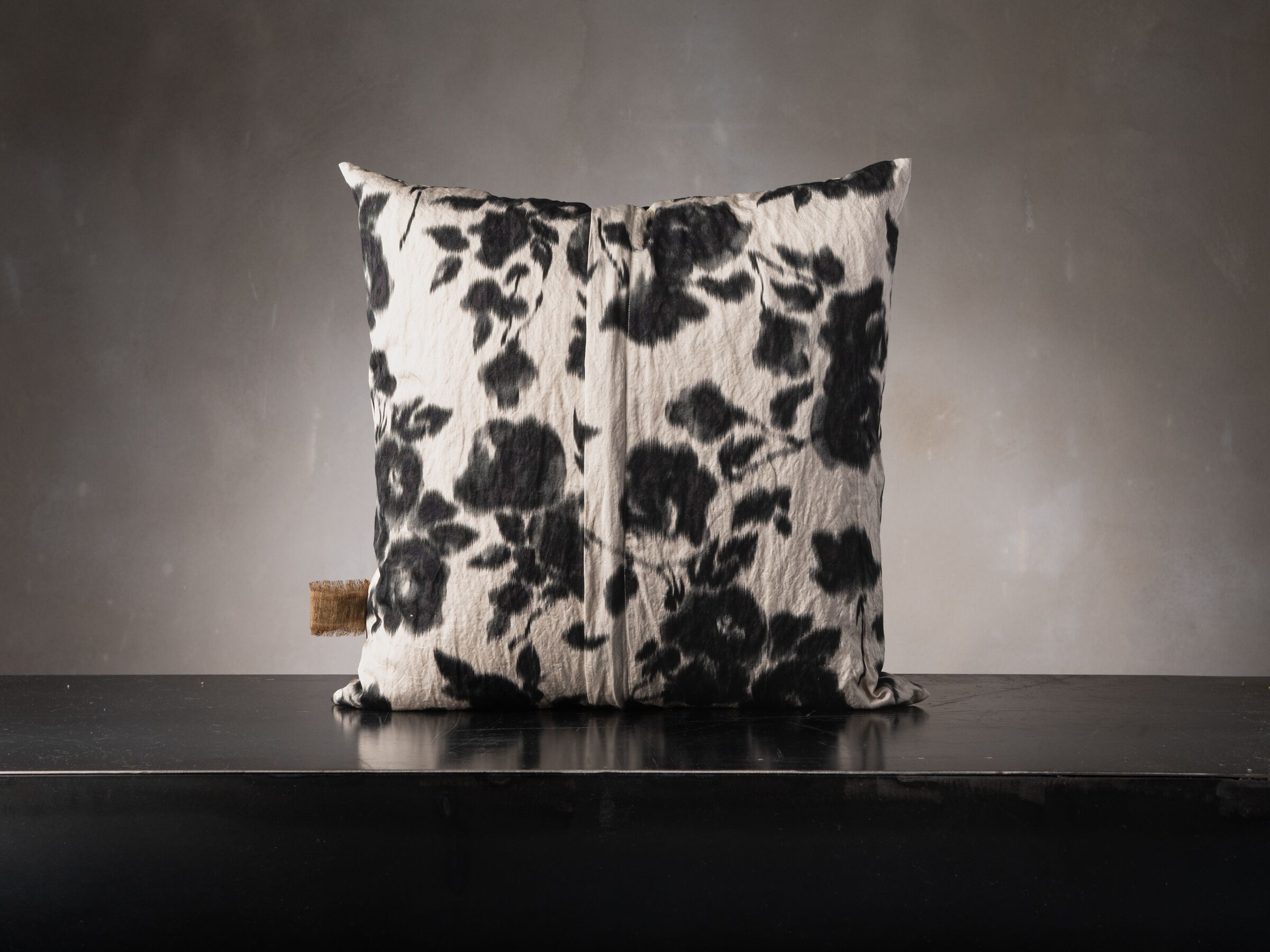 Квадратная подушка из вискозы и хлопка The House of Lyria FREESIA ARCH-00133627