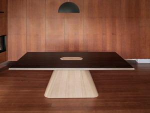 Деревянный прямоугольный стол