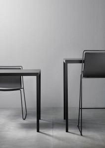 Стальной квадратный стол