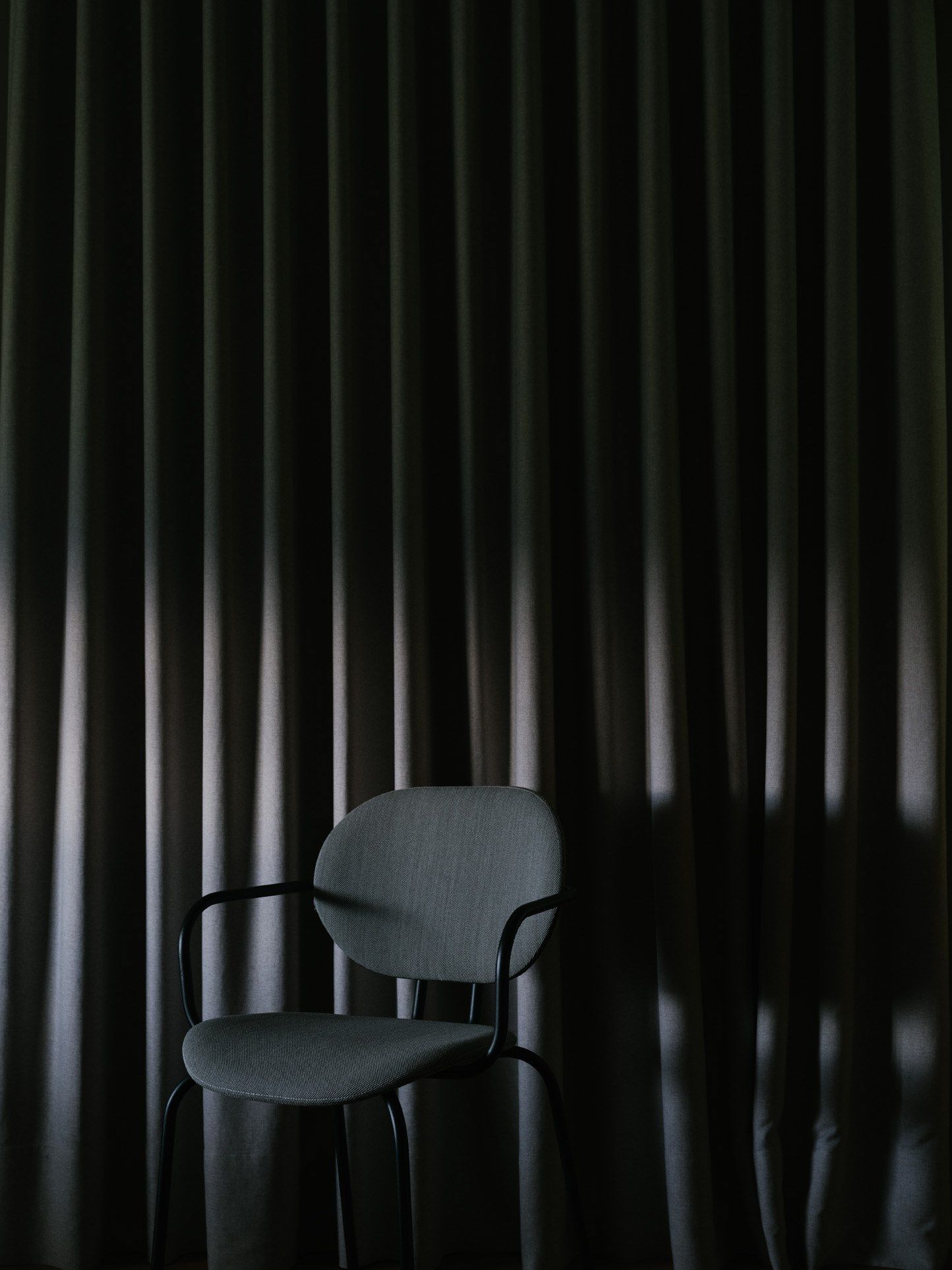 Стальной стул с подлокотниками со встроенной подушкой ONDARRETA Hari ARCH-00138789 - Вид №5